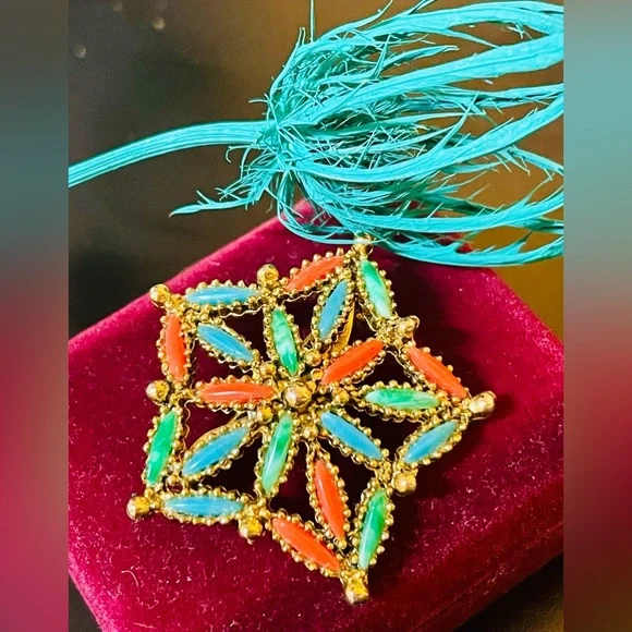 Vintage Five Point Gold Star Brooch - Picture 5 of 6